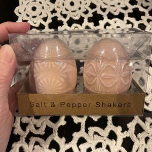 Exquisite Vintage NWT Easter Egg Salt and Pepper Set